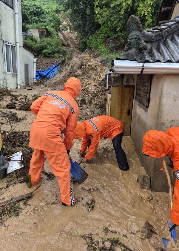 [영광=뉴시스] 31일 오전 9시4분께 전남광주 영광군 법성면 한 주택 인근에 토사가 쏟아져 소방 당국이 배수 작업을 벌이고 있다. (사진 = 전남광주소방본부 제공)